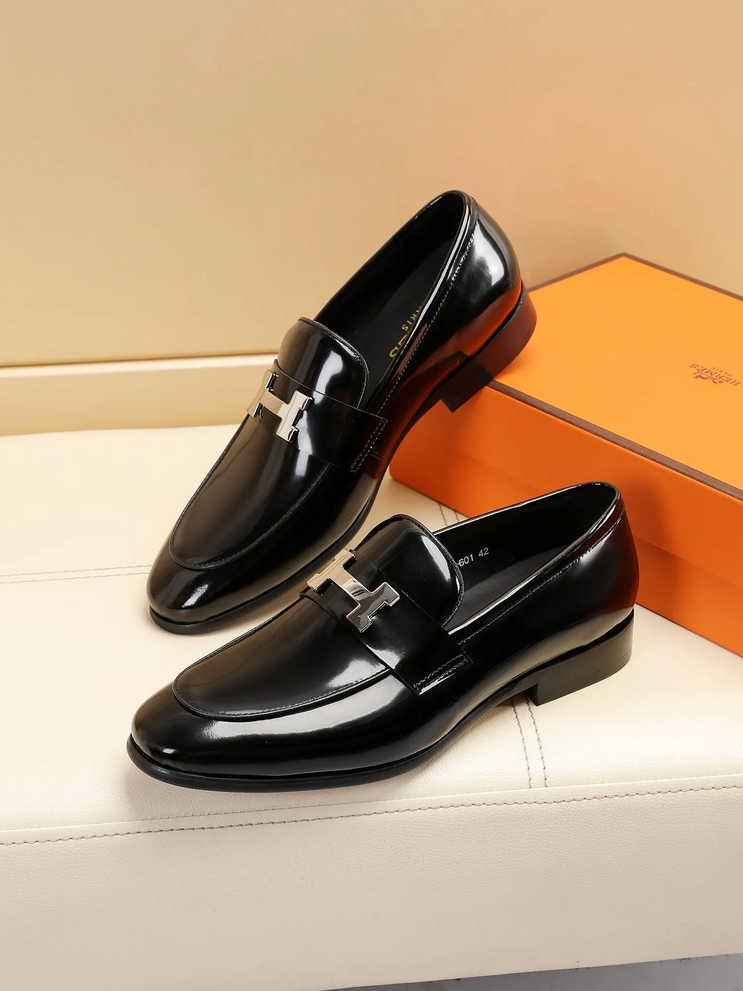 Factory price 460💶[HERMES] (cowhide lining)🍀Italian top luxury🍀He does not pursue novel styles and gorgeous colors, but attracts the favor of successful men with his flawless, elegant and classic style! This very, very comfortable, simple and stable style makes it easy to match any style! The pattern is absolutely 1:1 refined from the original case, and we strive for excellence in materials, imported cowhide + cowhide lining💪💪💪extraordinary texture👍! .Code number: 39 to 44 (38.4546 customized)